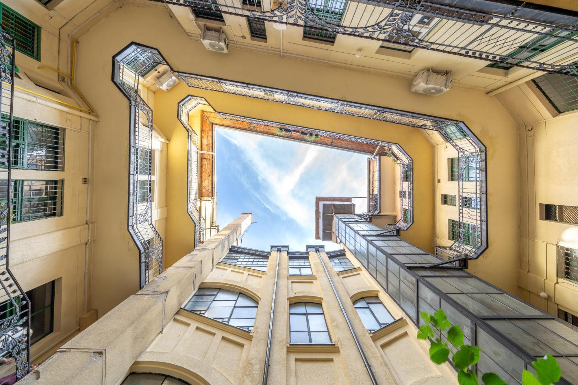 Rakoczi 2 Bedroom Stylish Apartment, Budapest